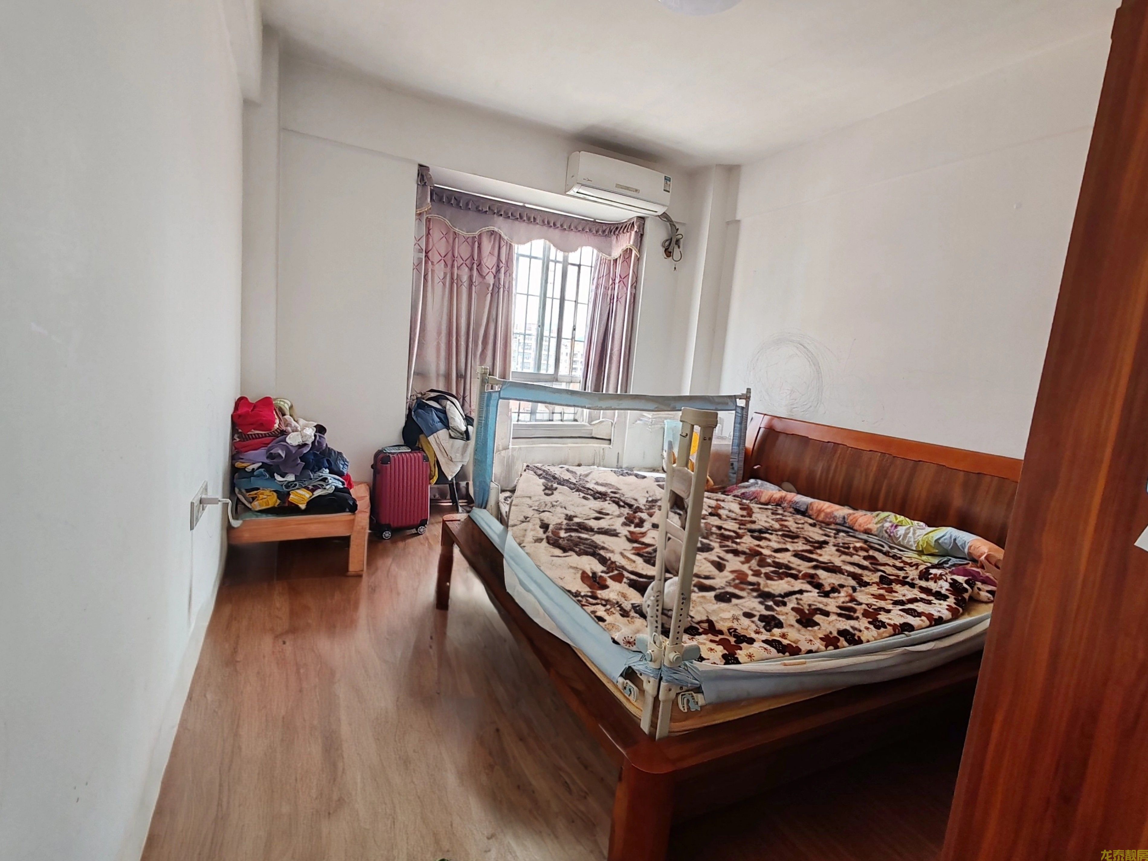 广信新城步梯三房售32.3万