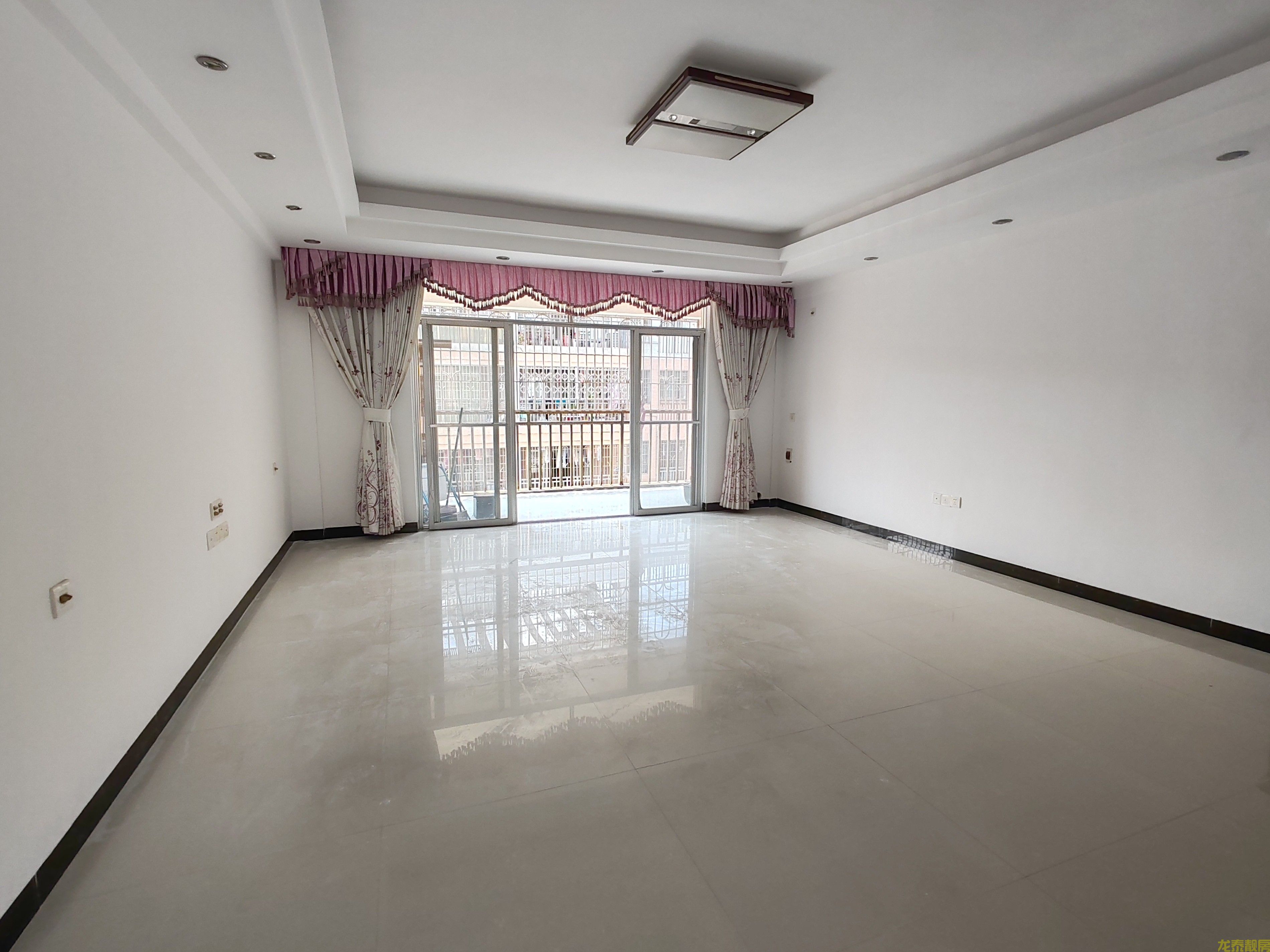 广信新城步梯7楼大户型