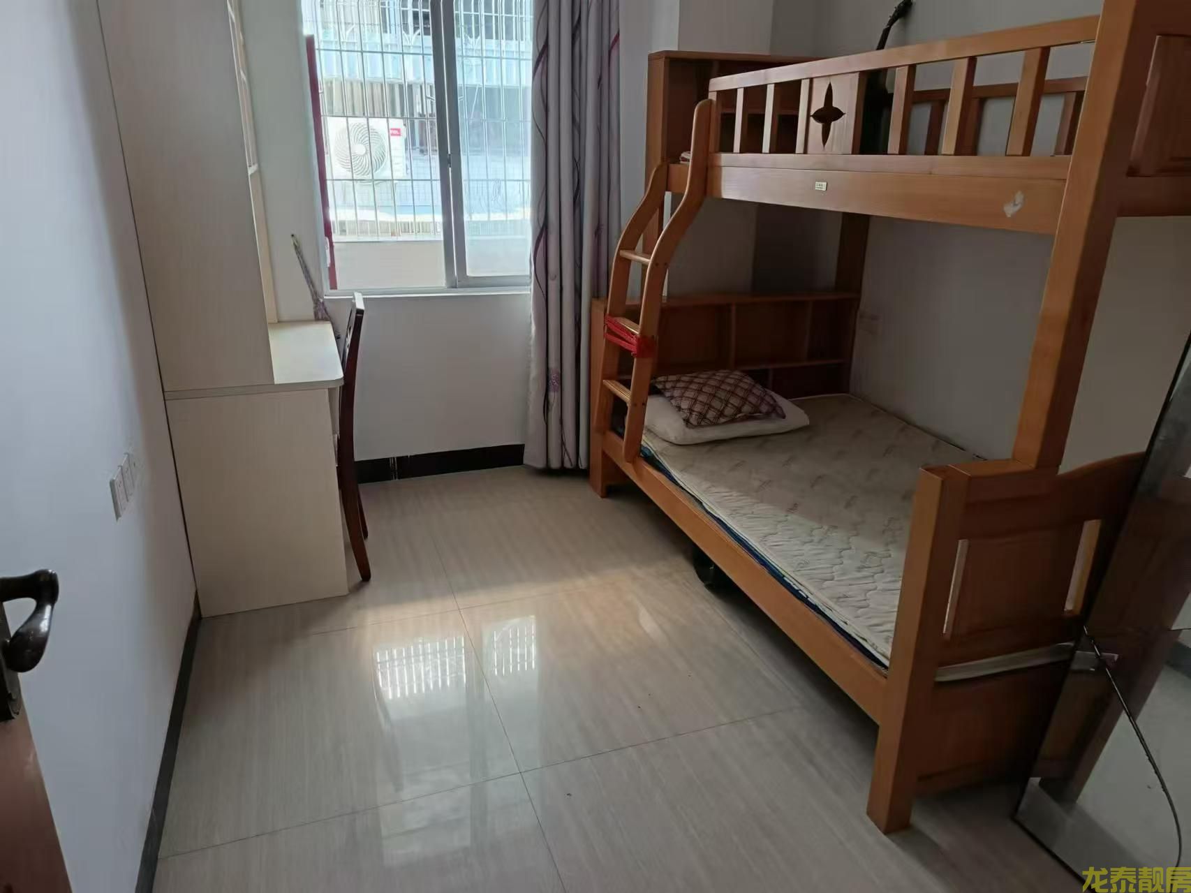 老城区龙山路步梯健身楼层精装三房售27.8万