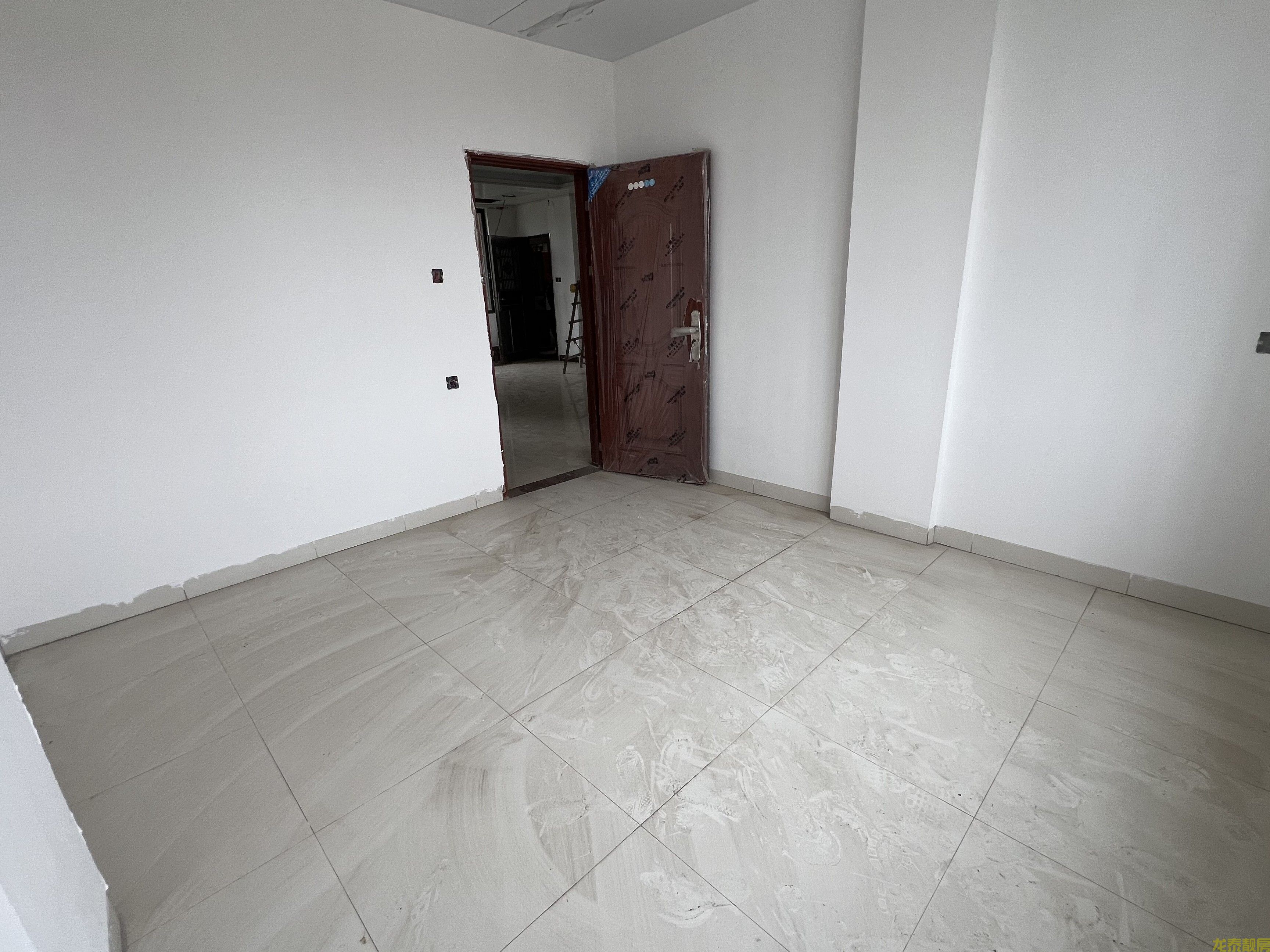 封川车站旁.步梯6楼4房，全新精装，即买即入住